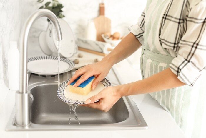 Dishwashing with tap water from salt-free water softener