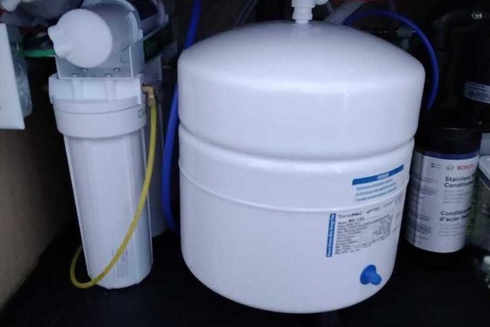 Under sink reverse osmosis installation with tank and filters